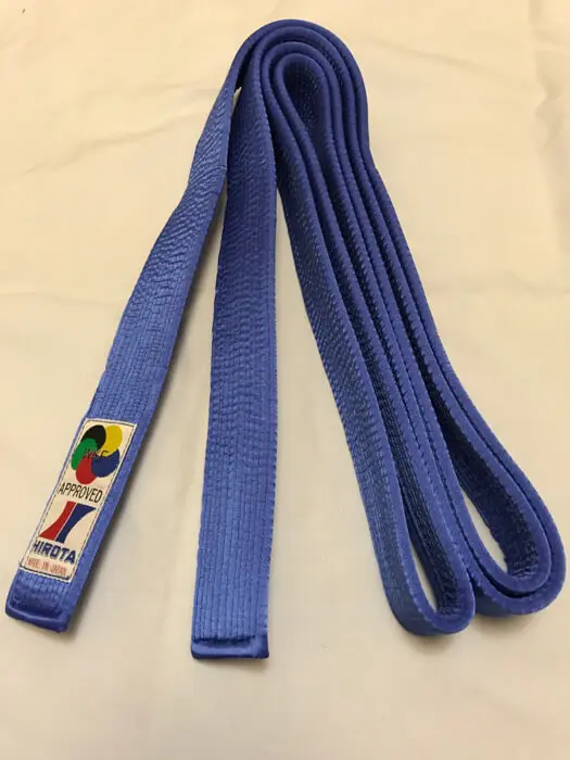 Ceinture karate HIROTA Satin qualité supérieure bleue ou rouge – Extra-large