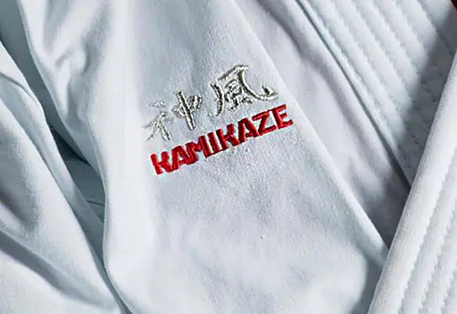 karate-gi-kamikaze-premier-kata-wkf-broderie-poitrine