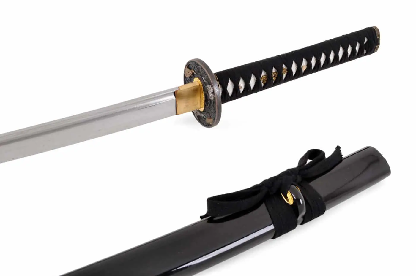katana-avec-lame-aiguisee-un-fourreau-en-bois