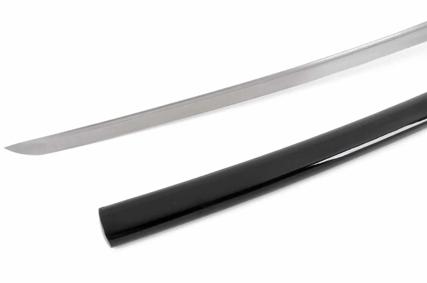 katana-lame-aiguisee--un-fourreau-en-bois