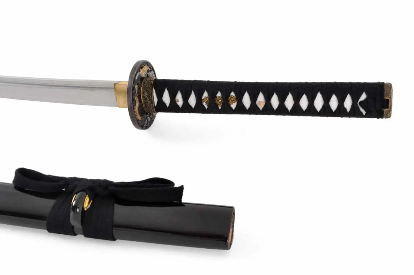 katana-lame-aiguisee-un-fourreau-en-bois