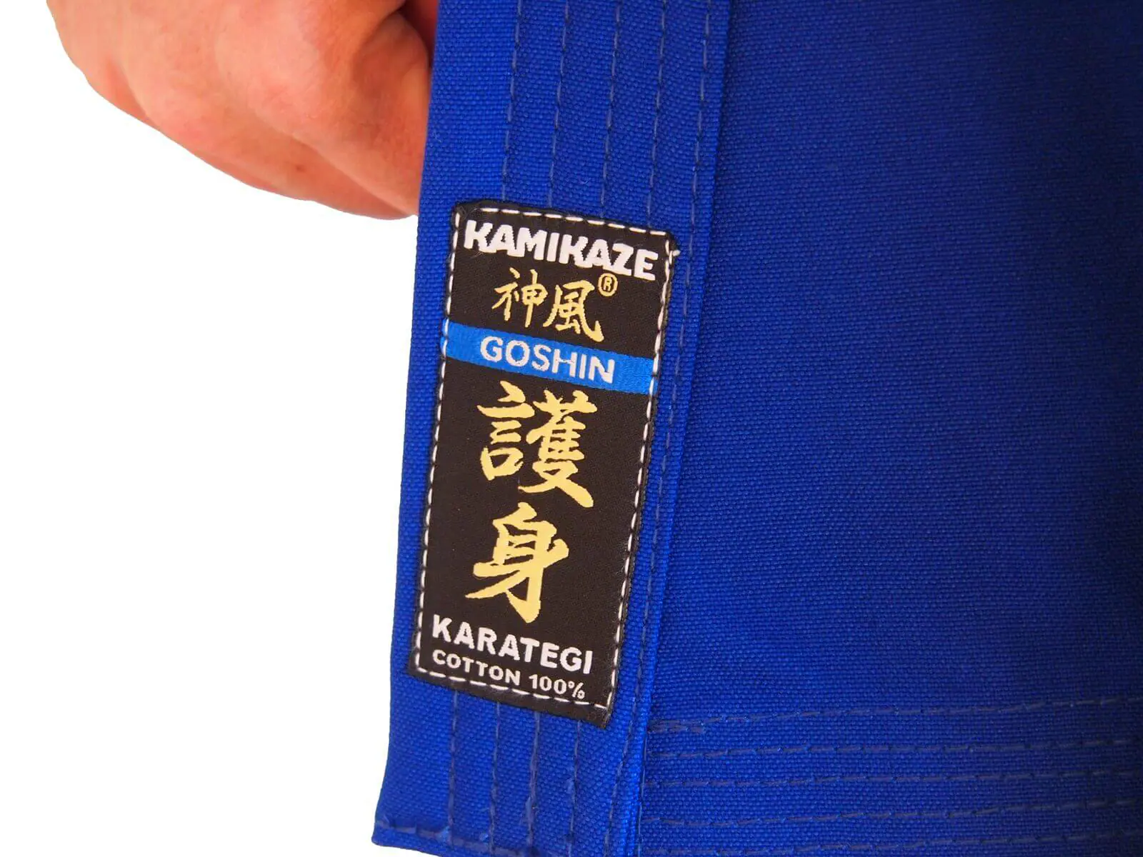 kimono-karate-gi-kamikaze-goshin-etiquette-sur-veste-bleue