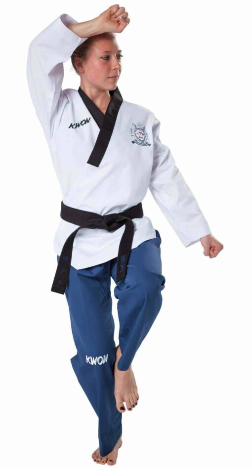kimono-kwon-taekwondo-poomsae-dames-avec-logo-wtf