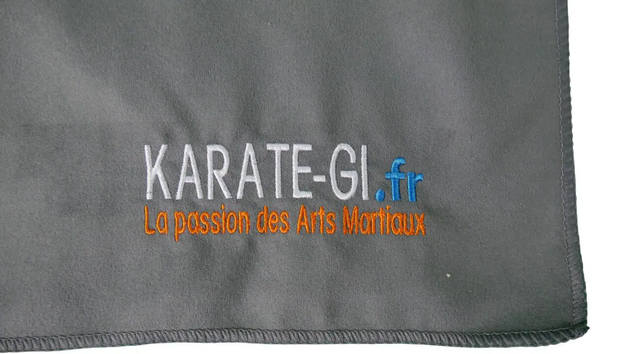 serviette-microfibre-120x70-grise-karate-gi-detail-broderie