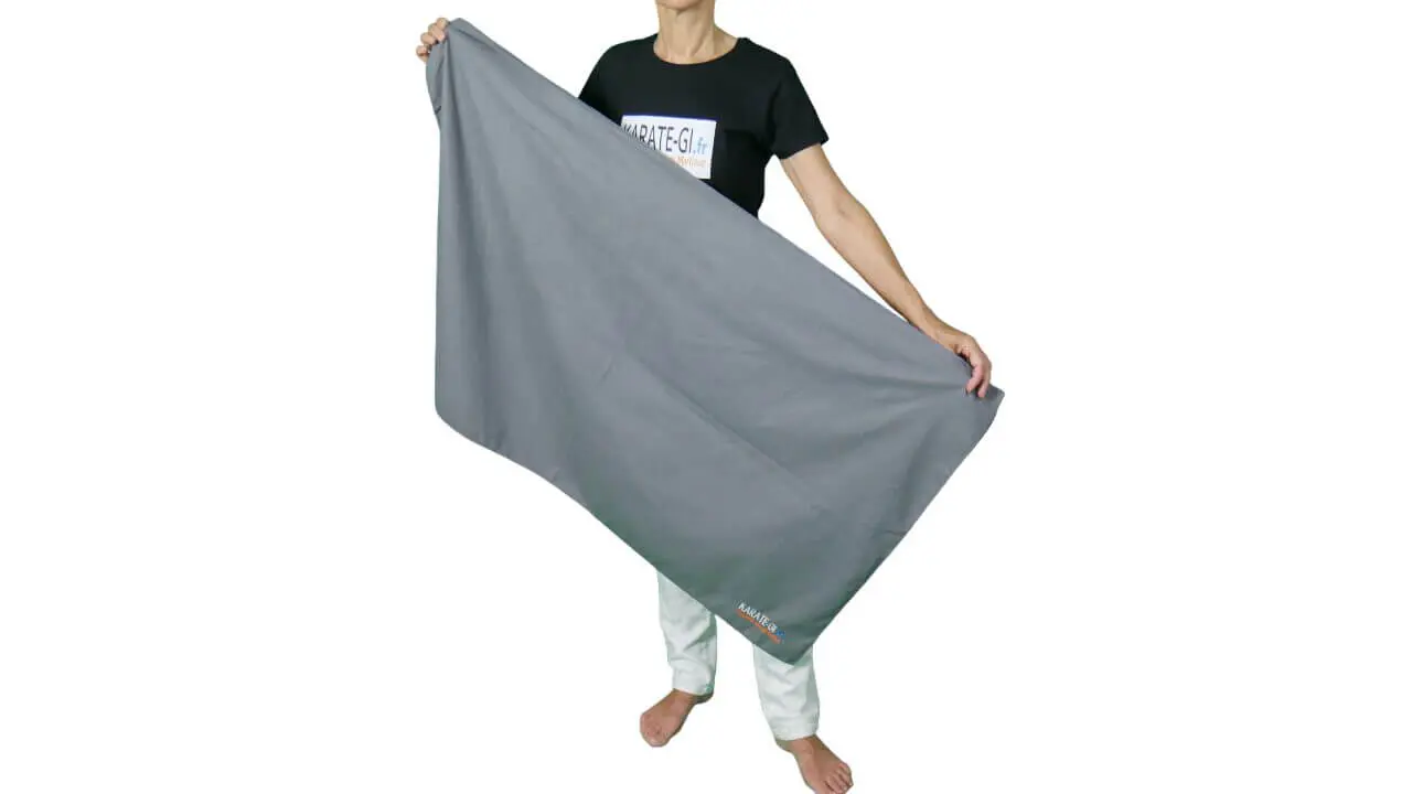 serviette-microfibre-120x70-grise-karate-gi-presentee-debout